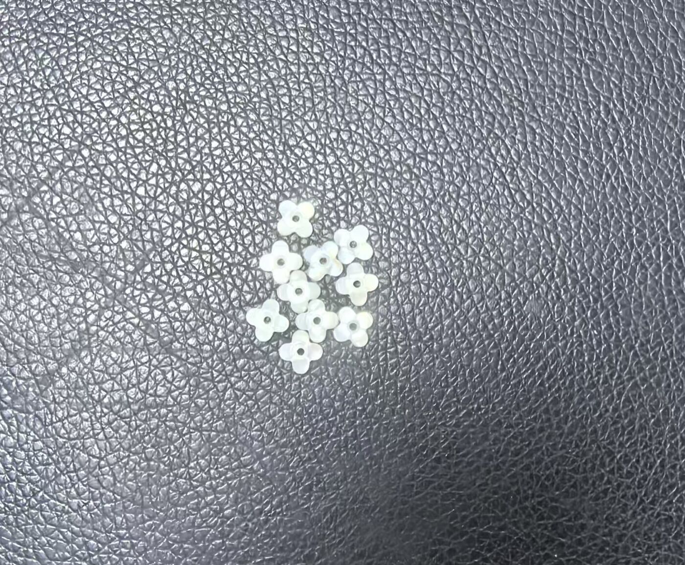白色贝壳花形件